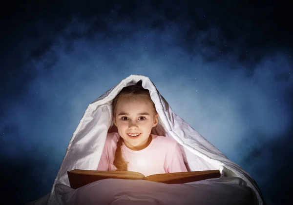 Menina Feliz Lendo Livro Interessante Cama Depois Dormir Criança Bonita — Fotografia de Stock