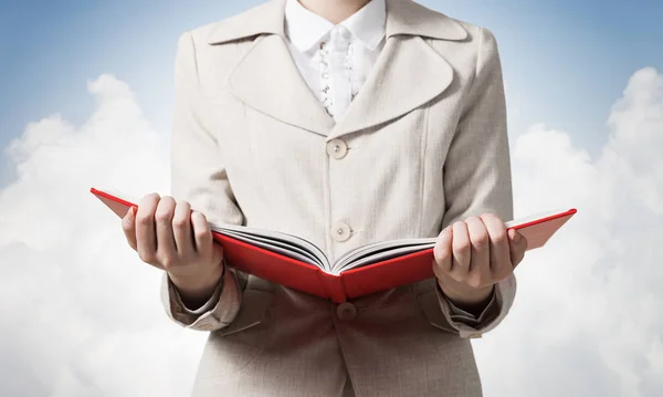 Mujer Negocios Sosteniendo Cuaderno Abierto Fondo Del Cielo Asesoría Consulta — Foto de Stock