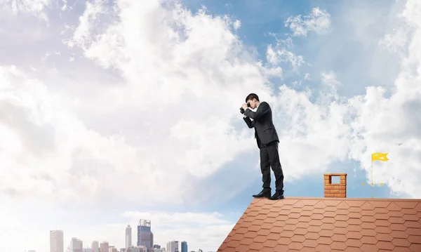 Young Bepaald Zakenman Staande Het Dak Van Het Huis Verrekijker — Stockfoto