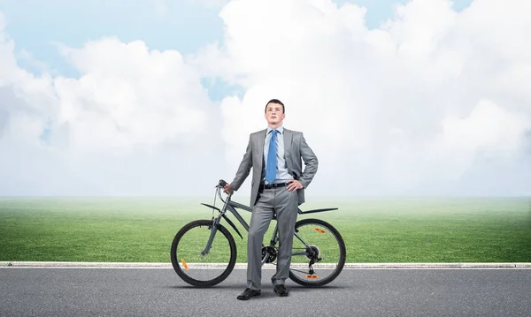Jovem Vestindo Terno Negócios Gravata Estrada Asfalto Com Bicicleta Empresário — Fotografia de Stock