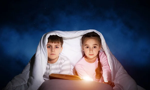Маленькая Девочка Мальчик Открытой Большой Книгой Лежали Одеялом Дети Вместе — стоковое фото
