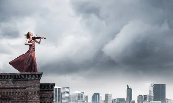 Joven Chica Atractiva Tocando Violín Parte Superior Del Edificio Medios — Foto de Stock