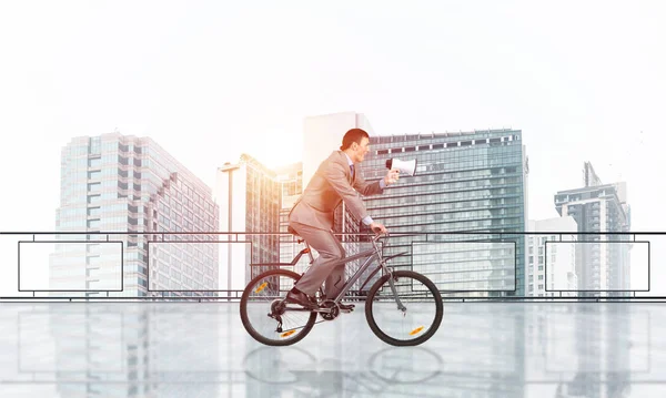 Geschäftsmann Mit Megafon Der Hand Auf Dem Fahrrad Promotions Und — Stockfoto