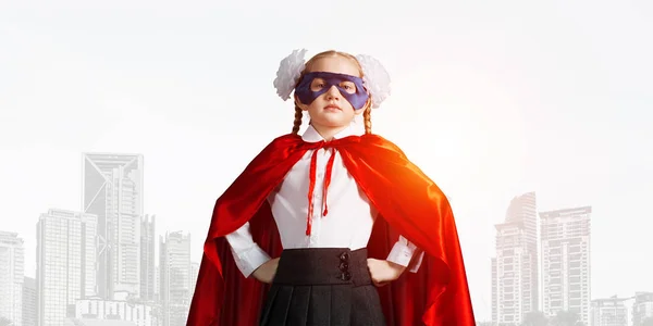 Sedikit Percaya Diri Anak Bertopeng Dan Cape Memainkan Superhero Keren — Stok Foto