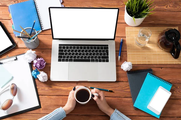 Freelancer Mulher Trabalhando Computador Pausa Para Café Local Trabalho Conceito — Fotografia de Stock