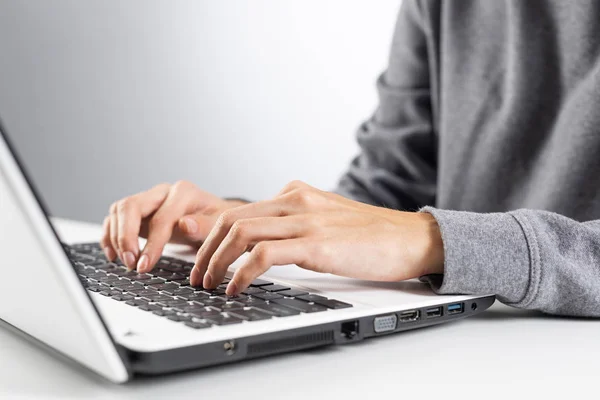 Student Sitzt Schreibtisch Und Arbeitet Laptop Nahaufnahme Weiblicher Hand Beim — Stockfoto