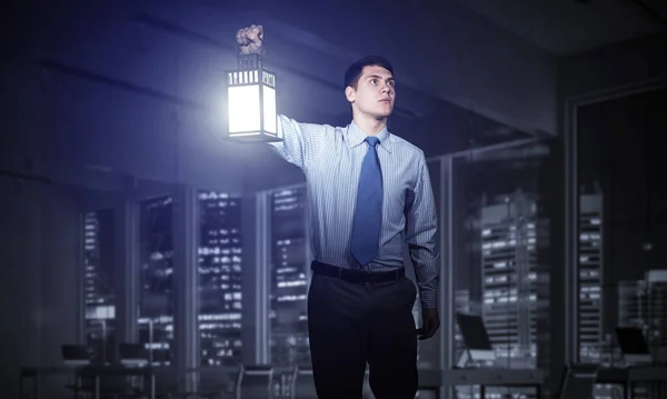 Geschäftsmann Mit Leuchtender Laterne Wirkt Hintergrund Verdächtig Junge Angestellte Hemd — Stockfoto