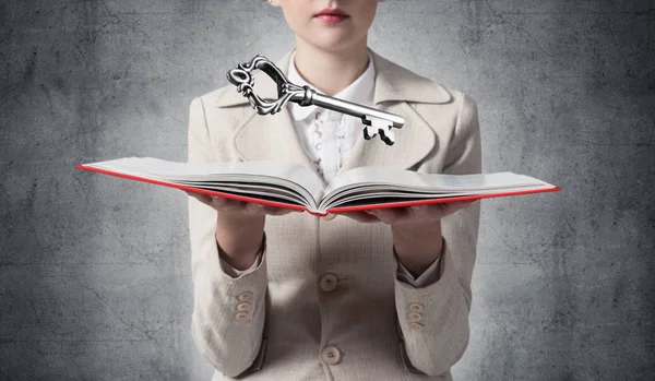 Mujer Mostrando Gran Llave Metal Por Encima Del Libro Abierto —  Fotos de Stock