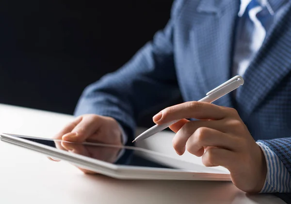 Tablet Bilgisayar Kullanan Takım Elbiseli Bir Adam Erkek Ellerinin Kalem — Stok fotoğraf