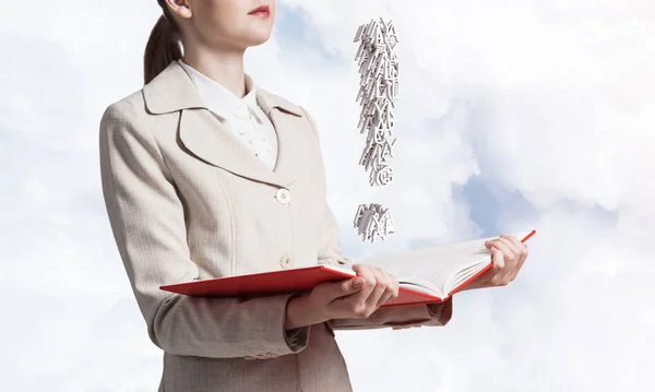 Mujer Atractiva Sosteniendo Cuaderno Abierto Con Signo Exclamación Asesoramiento Empresarial — Foto de Stock