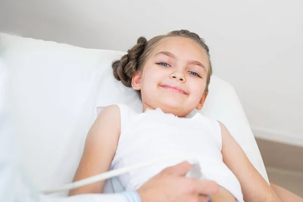 Esame Medico Della Bambina Sorridente Con Attrezzature Ultrasuoni Sonografo Movimento — Foto Stock