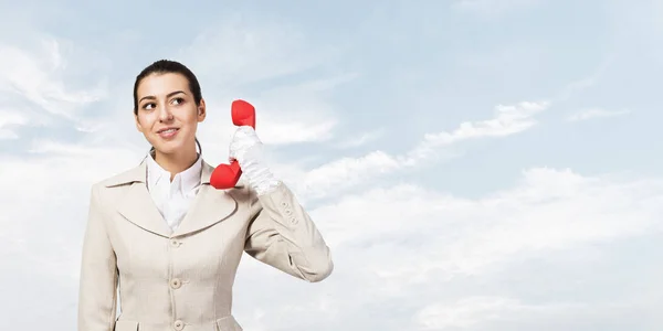 Attraente Giovane Donna Che Tiene Telefono Rosso Retrò Call Center — Foto Stock