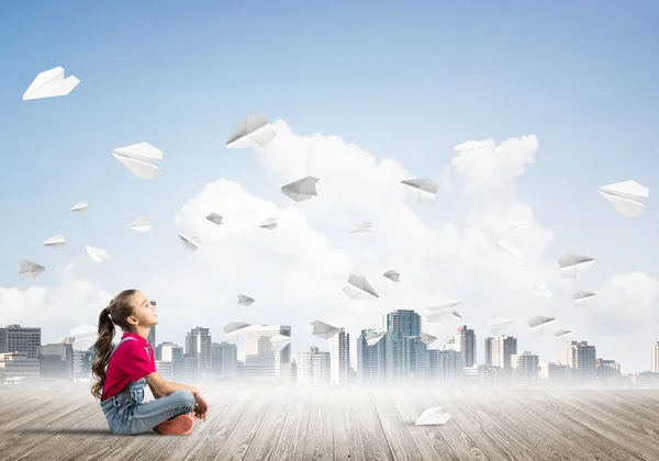 Linda Niña Sentada Suelo Madera Aviones Papel Volando Alrededor —  Fotos de Stock