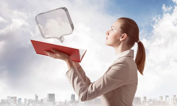 Mujer Mira Burbuja Del Habla Transparente Por Encima Del Cuaderno — Foto de Stock