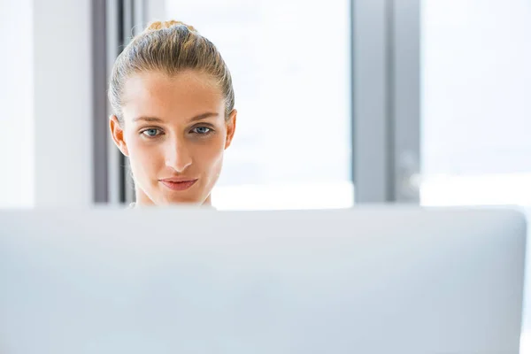 Aantrekkelijke Jonge Vrouw Zit Aan Bureau Werken Haar Computer — Stockfoto