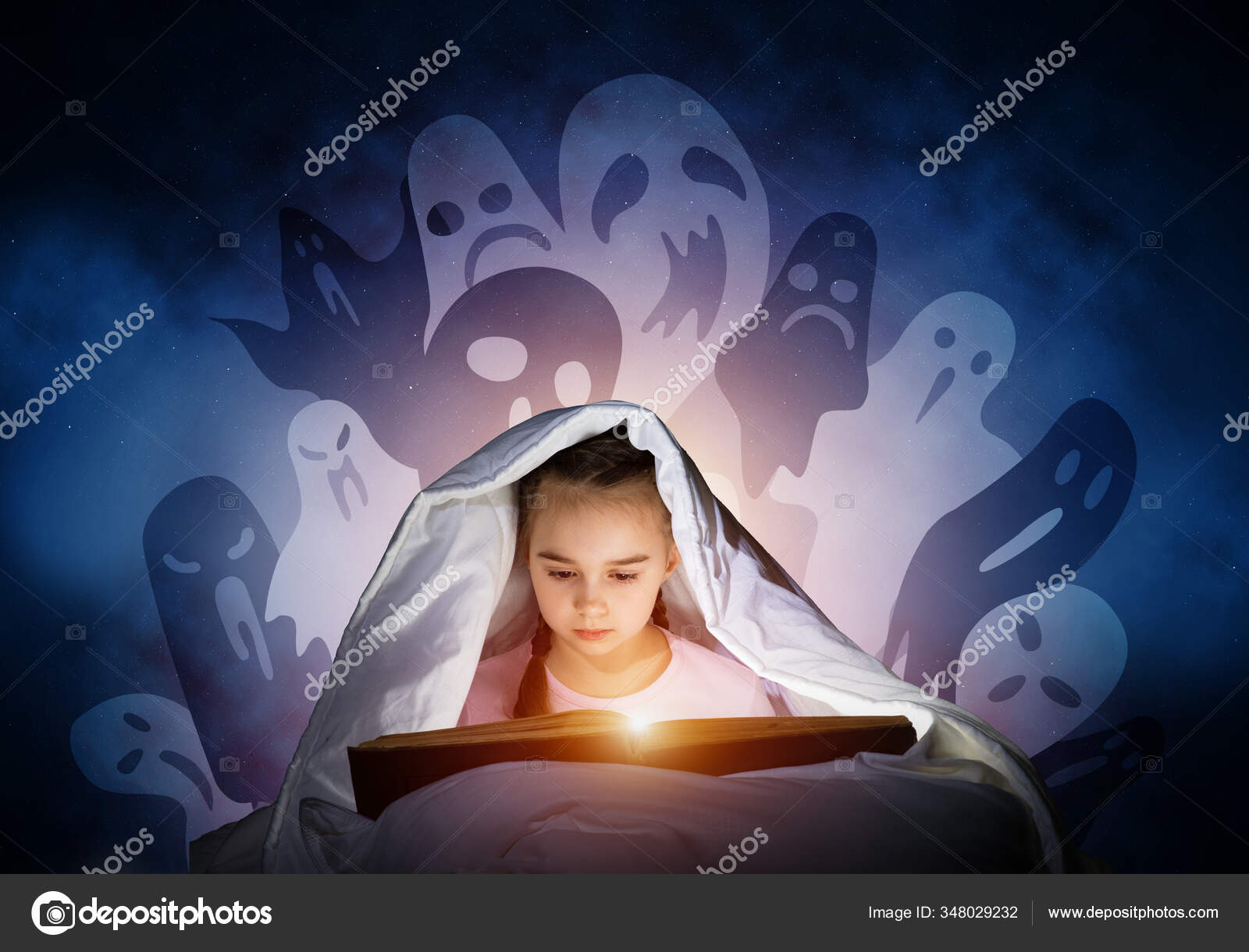 Завернутая Маленькая Девочка Читает Книжку Постели После Сна.