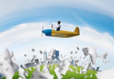 Pilot deri kask ve gözlük pervane düzlemde oturan. İş merkezinin üstünde uçak kullanan havacı. Infographics ile düşen kağıt yaprak. Yüksek gökdelenler ile yuvarlak şehir silueti