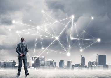 Modern şehre bakan ve vites düzeneği çizen işadamlarının arka planı