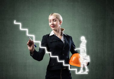 İş kadını profesyonel kariyer grafiği çiziyor. Strateji planlaması ve kişisel gelişimin gelişimi. Güvenlik kaskı takan insan kaynakları uzmanı. İşe alım bürosu yardımı.