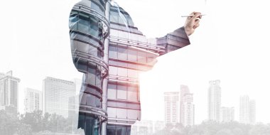 İş adamı arka plandaki boş alanı işaret ediyor. Modern şehir manzarası. Takım elbiseli ve kravatsız bir girişimci. Çifte pozlama iş sunumu ve tanıtım şablonu