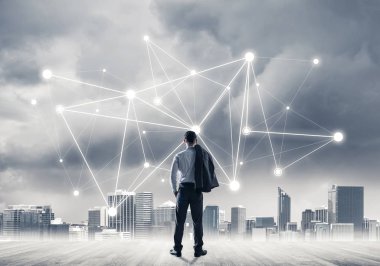 İşadamı arkasını kolluyor ve ağ çizimi kavramına bakıyor