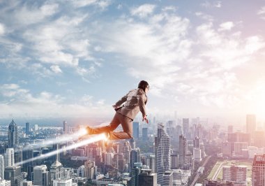 Mavi gökyüzünde süper kahraman olarak uçan takım elbiseli ve havacı şapkalı bir iş adamı. Şehir merkezinin üstünde jet alevi olan bir iş adamı. Yeni zorluklar ve kazanmak. Kariyer hırsı ve büyüme