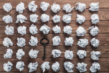 Buruşuk Kağıt ahşap masa üzerinde birçok topları arasında Vintage anahtarı