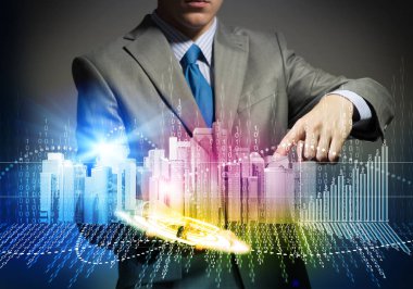 İş adamı, modern iş bölgesi 3D modelinin renkli hologramına dokunuyor. İnşaat projesini sunan mimar. Emlak konseptine yatırım yapmak. Dünya ekonomisi ve küresel finans piyasaları