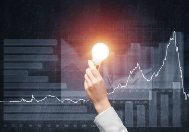 Grunge arka planında parlak parlak lamba ve iş bilgisi olan insan eli. Organizasyon ve motivasyon kavramı. Çevrimiçi iş istatistikleri ve analizleri.