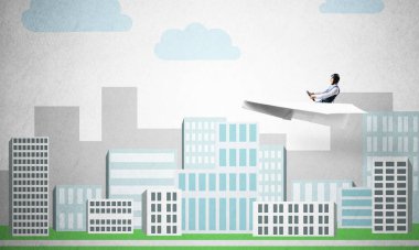 Havacı şapkalı işadamı kağıt düzlemde oturuyor ve direksiyonu tutuyor. Yüksek gökdelenler ve ofis binaları ile karikatür iş merkezi arka planda Mutlu pilot sürüş kağıt uçak.