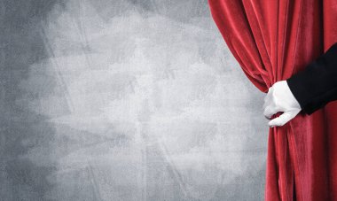 Beyaz eldiven açık kırmızı kadife perde elinde, yakın çekim