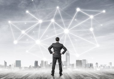 İşadamı arkasını kolluyor ve ağ çizimi kavramına bakıyor