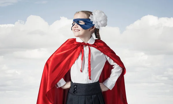 Vertrouwen Kindje Masker Cape Speelt Coole Superheld — Stockfoto