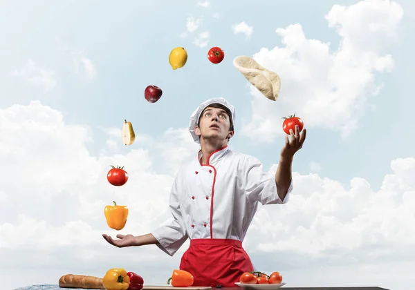 Joven Chef Masculino Hace Malabares Con Ingredientes Alimenticios Guapo Chef — Foto de Stock