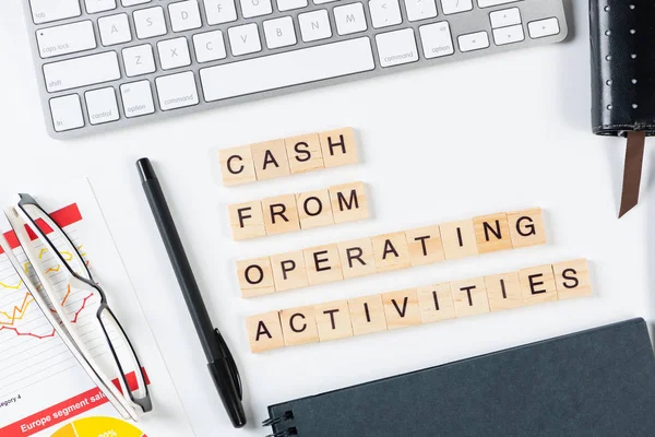 文字で営業活動の概念から現金 供給とオフィスの職場のまだ生活 フラットは コンピュータのキーボードとノートパッドと白い表面を置く 財務管理及び会計 — ストック写真