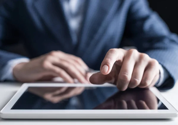 デジタルタブレットの男性手触り画面のクローズアップ ビジネススーツを着た男性が机に座り タブレットコンピュータで働いている 職場のマネージャー ビジネスとデジタル技術の概念 — ストック写真