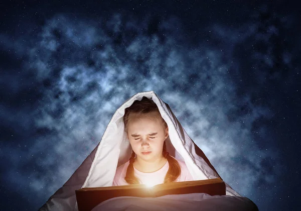 Temerosa Leer Historias Cama Antes Irse Dormir Niño Con Ojos —  Fotos de Stock