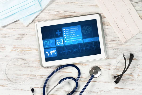 Programa Moderno Seguro Social Salud Tablet Ordenador Con Interfaz Aplicación —  Fotos de Stock