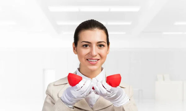 Uśmiechnięta Młoda Kobieta Czerwonym Telefonem Operator Call Center Białym Garniturze — Zdjęcie stockowe