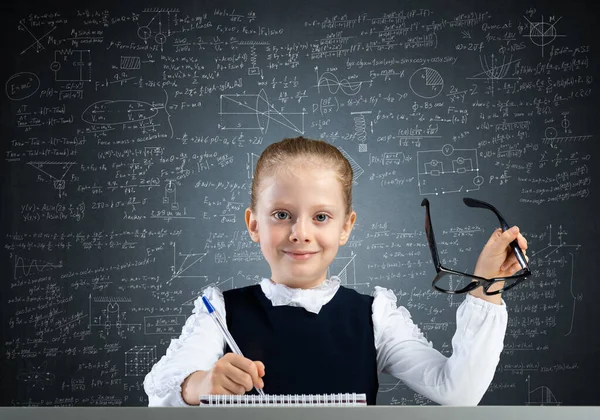 Una Niña Sonriente Ropa Escuela Haciendo Tarea Tiempo Para Estudiar — Foto de Stock