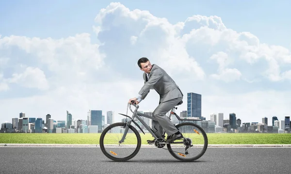 Uomo Affari Che Lavoro Bicicletta Uomo Giacca Cravatta Bicicletta Strada — Foto Stock