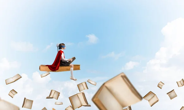 Petit Enfant Masque Cape Flottant Sur Livre Dans Ciel Lecture — Photo