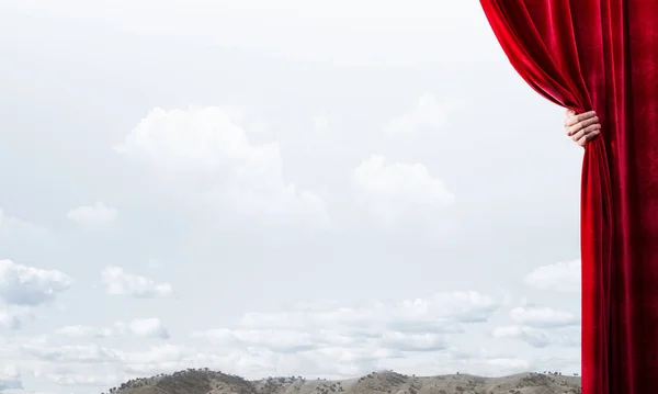Menschliche Hand Öffnet Roten Vorhang Vor Natürlichem Hintergrund Der Landschaft — Stockfoto