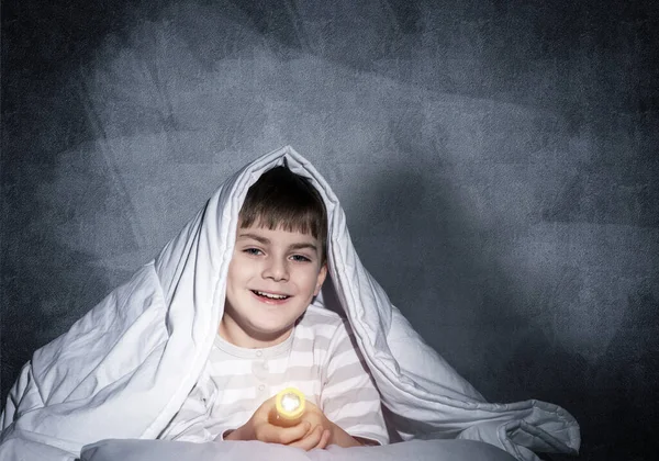 Criança Feliz Com Lanterna Escondida Sob Cobertor Miúdo Sorridente Deitado — Fotografia de Stock
