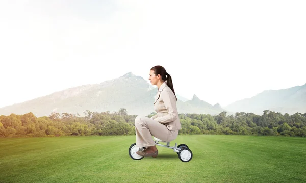 Belle Jeune Femme Vélo Pour Enfants Sur Herbe Verte Femme — Photo