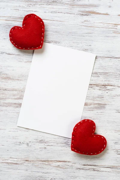 Tahta Masanın Üzerinde Boş Bir Kağıt Kırmızı Aşk Kalpleri Copyspace — Stok fotoğraf