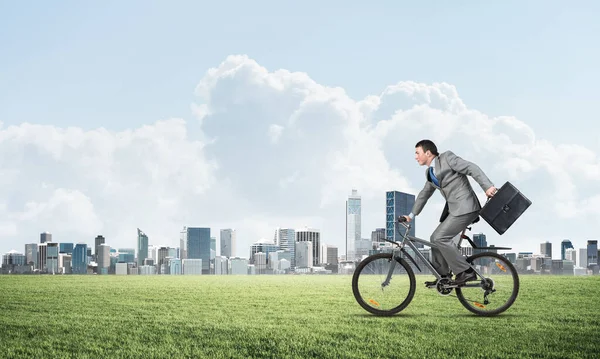 Joven Montando Bicicleta Sobre Hierba Verde Hombre Negocios Bicicleta Apresura — Foto de Stock