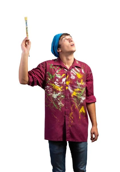 Gülümseyen Genç Ressam Elinde Fırçayla Yukarıya Bakıyor Beyaz Arka Planda — Stok fotoğraf