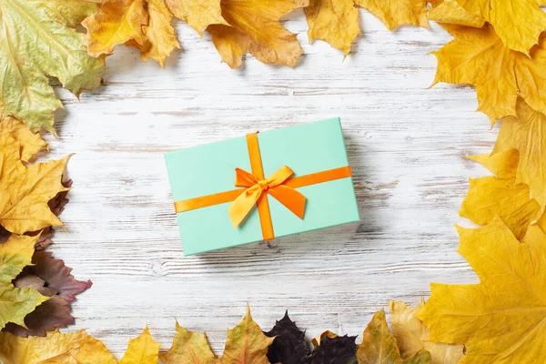 Helle Herbstkomposition Mit Geschenkbox Und Gelben Ahornblättern Weihnachtsgeschenk Mit Orangefarbener — Stockfoto