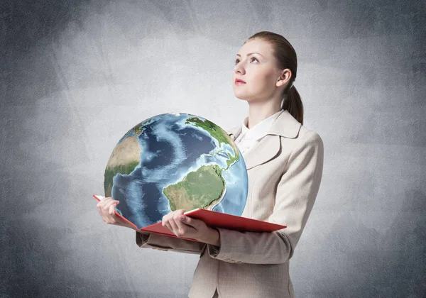 Mujer Mostrando Globo Terráqueo Libro Abierto Concepto Ecología Global Elegante —  Fotos de Stock